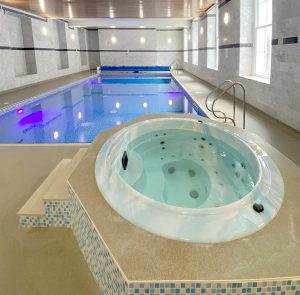The indoor swimming pool and jacuzzi